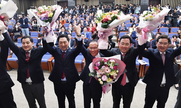  국민의힘 원내대표로 선출된 윤재옥 신임 원내대표가 7일 오전 서울 여의도 국회에서 열린 원내대표 선출을 위한 의원총회에서 김기현 당대표를 비롯한 참석자들과 기념촬영을 하고 있다. 왼쪽부터 박대출 정책위의장, 김 대표, 윤 신임 원내대표, 주호영 전 원내대표, 김학용 의원. 