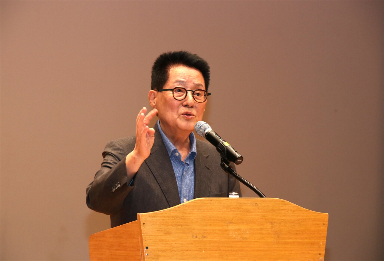 박지원 전 국정원장이 지난 8일 대전에서 더불어민주당 대전시당 명사초청 시국강연회에서 강연을 하고 있다.