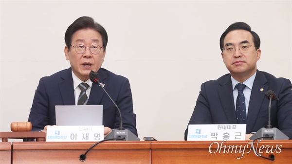 이재명 더불어민주당 대표가 10일 서울 여의도 국회에서 열린 최고위원회의에서 발언하고 있다. 오른쪽은 박홍근 원내대표. 
