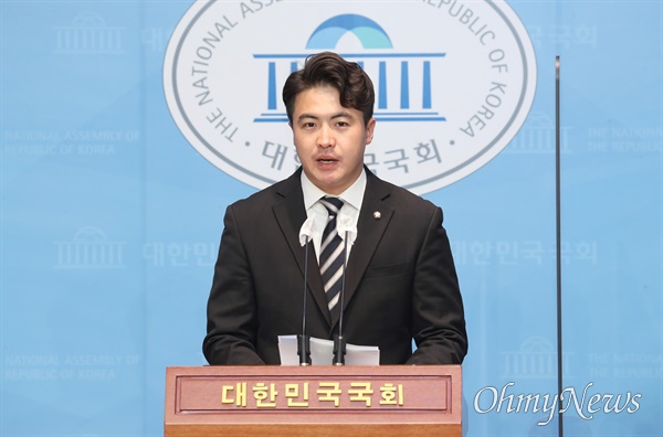 오영환 더불어민주당 의원이 10일 서울 여의도 국회 소통관에서 내년 총선 불출마 선언을 하고 있다. 