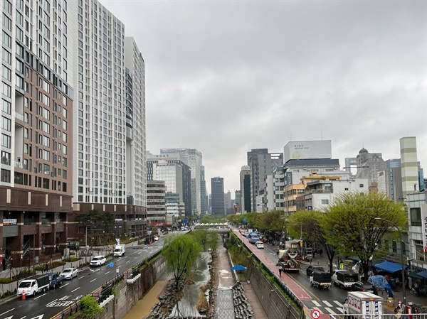 2023년 4월 5일 진행한 서울시티투어 중 찍은 청계천의 정경이다.