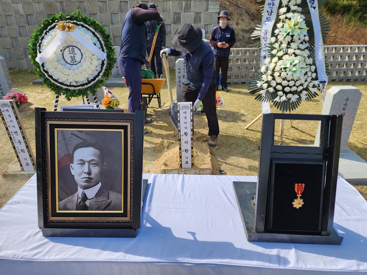 황기환 애국지사의 유해가 독립유공자 제7묘역에 안장되고 있다.