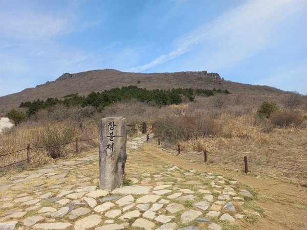  광주 무등산 9부 능선에 위치한 장불재. 뒤로는 입석대와 서석대가 보인다.