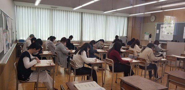           교토한국교육원에서 시험을 준비하고 진행한 교토 오타니중고등학교  제 87회 토픽 한국어능력시험장 모습입니다