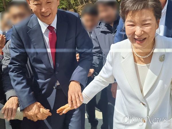 전직 대통령 박근혜씨가 11일 대구 동구 팔공산 동화사를 방문했다.