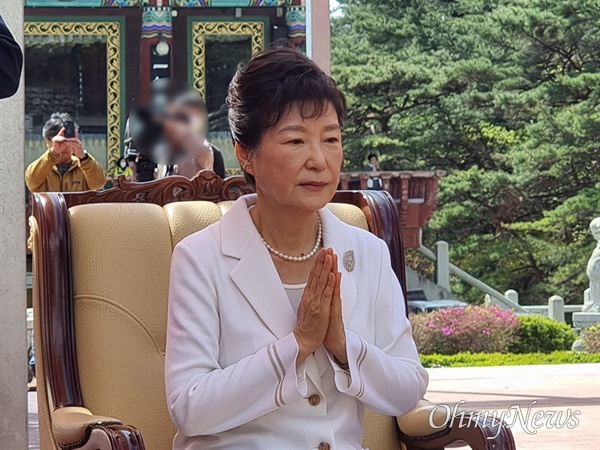 전직 대통령 박근혜씨가 11일 대구 동구 팔공산 동화사를 방문했다.