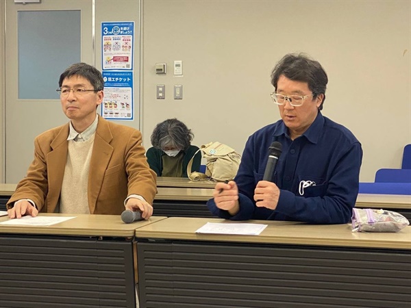 요시자와 후미토시 교수(좌)가 발제하고 재일동포 3세 김광민 선생이 통역.