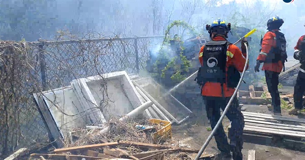 11일 강원도 강릉시 난곡동 한 야산에서 산불이 발생, 출동한 산림청 특수진화대원이 화재를 진압하고 있다.
