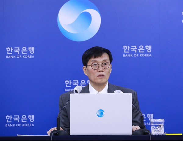 이창용 한국은행 총재가 11일 오전 서울 중구 한국은행에서 열린 통화정책방향 기자간담회에서 발언하고 있다.