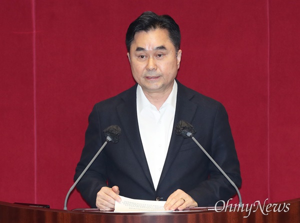 김종민 더불어민주당 의원이 11일 오후 국회 본회의장에서 열린 전원위원회에서 선거제 개편에 관해 토론하고 있다. 