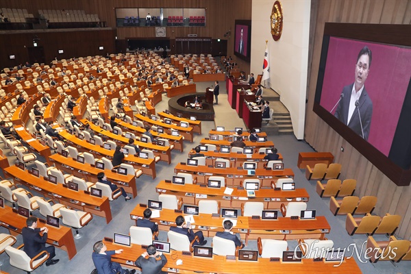 김종민 더불어민주당 의원이 11일 오후 국회 본회의장에서 열린 전원위원회에서 선거제 개편에 관해 토론하고 있다. 