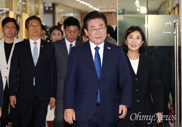 이재명 더불어민주당 대표가 11일 오후 서울 중구 프레스센터에서 열린 외신기자클럽 초청 기자간담회에 참석하고 있다. 
