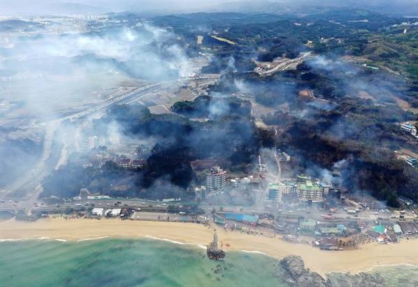 2023년 4월 11일 대형 산불이 발생한 강원 강릉시 산림 일원에서 연기가 피어오르고 있다.