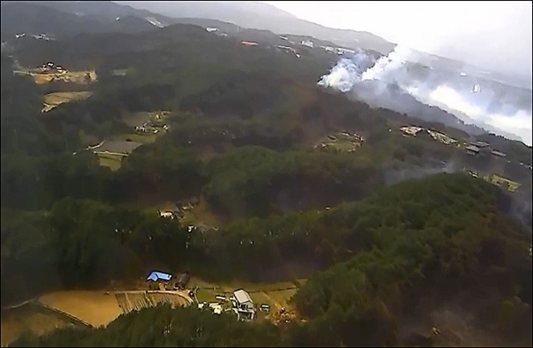 강원도 강릉 산불이 발생 8시간 만인 11일 16시 30분경 진화됐다. 사진은 산림청 헬기에서 찍은 산불 현장.