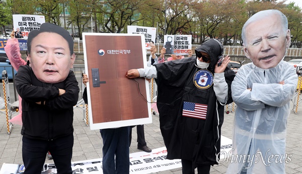전국민중행동 관계자들이 11일 오후 서울 용산구 대통령실 인근에서 기자회견을 열고 미국 중앙정보국이 한국 정부에 불법 도청하고 있는 행위를 재연하는 퍼포먼스를 하고 있다.
