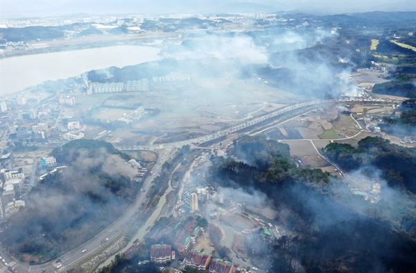 11일 대형 산불이 발생한 강원 강릉시 산림 일원에서 연기가 피어오르고 있다.
