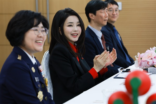 김건희 여사가 11일 서울 중구 사랑의열매 회관에서 열린 나눔실천 기부자 간담회에 참석하고 있다.