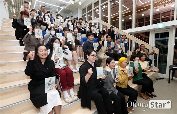 '장기자랑' 단원고 특별 상영회 휴먼 다큐멘터리 <장기자랑>의 이소현 감독과 출연진인 세월호 참사를 겪은 엄마들이 11일 오후 경기도 안산시 단원구 단원고에서 열린 휴먼 다큐멘터리 <장기자랑> 특별 상영회에서 관객과의 대화를 마친 뒤 기념촬영을 하고 있다. <장기자랑>은 세월호 참사를 겪은 일곱 명의 엄마들이 얼떨결에 연극을 시작하며 재능을 발견하고, 새로운 도전을 통해 아이들을 향한 기억을 이어가는 휴먼 다큐멘터리다.