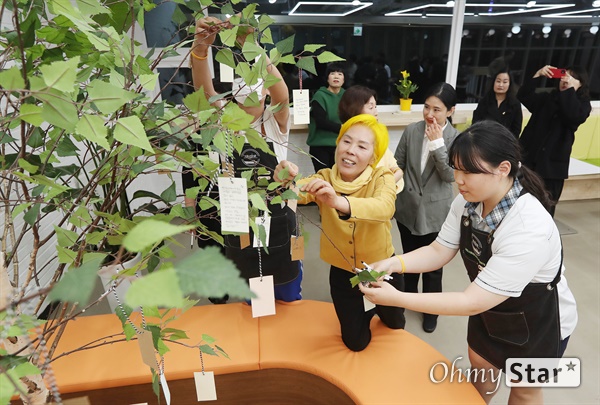 '장기자랑' 단원고 특별 상영회 11일 오후 경기도 안산시 단원구 단원고에서 열린 휴먼 다큐멘터리 <장기자랑> 특별 상영회에서 순범 엄마(최지영)와 단원고 학생들이 소망을 적은 메모를 나무에 매달고 있다. <장기자랑>은 세월호 참사를 겪은 일곱 명의 엄마들이 얼떨결에 연극을 시작하며 재능을 발견하고, 새로운 도전을 통해 아이들을 향한 기억을 이어가는 휴먼 다큐멘터리다.