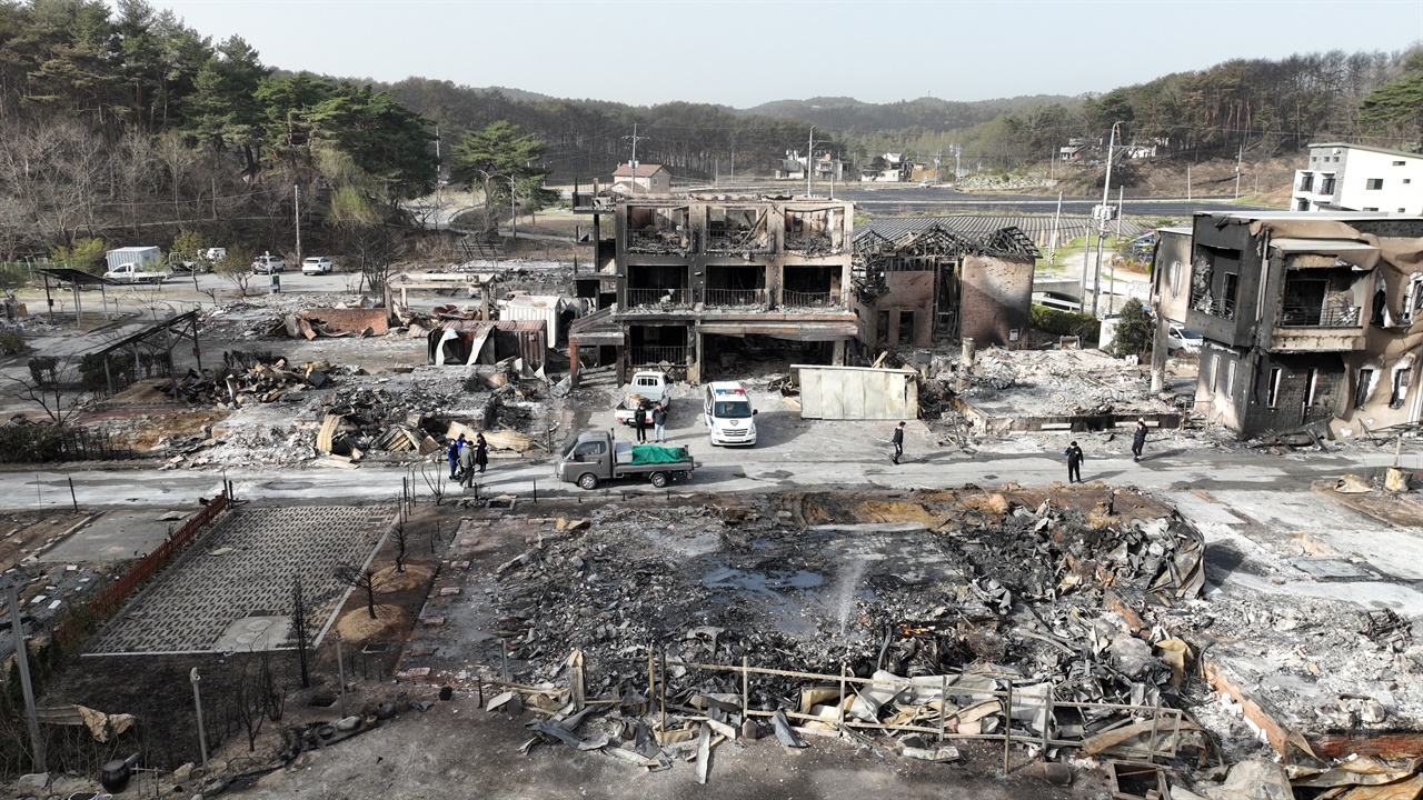 불탄 흔적들 불난집터에서 잃어버린 집기를 찾기위해 나선 사람들(2023.4.12.아침)