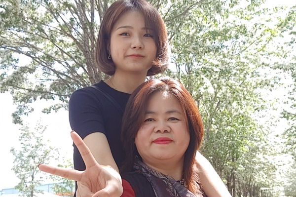 이태원 참사 희생자 고 김수진씨와 어머니 조은하씨가 전주 이팝나무 철길에서 찍은 사진.