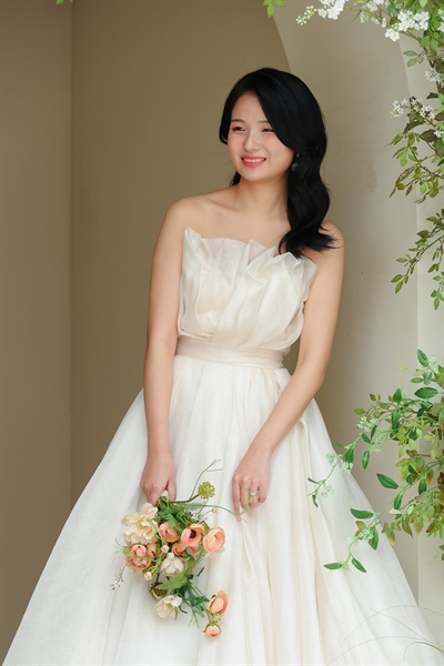 이태원 참사 희생자 고 김수진씨. 김씨가 참사 직전 결혼을 준비하며 찍은 웨딩사진.