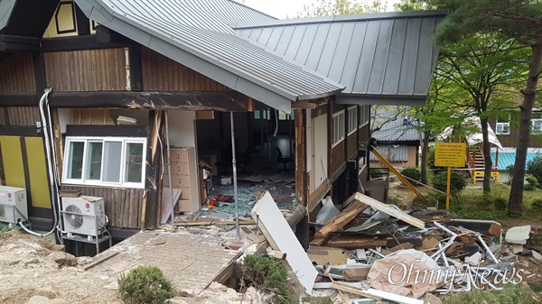 4월 6일 늦은 오후 경남 산청에 있는 한 학교 인근 내리막길에서 트럭이 교내로 돌진해 건물과 충돌하는 사고가 발생했다.
