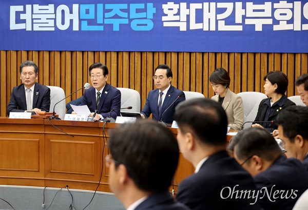 이재명 더불어민주당 대표가 12일 오전 서울 여의도 국회에서 열린 확대간부회의에 참석해 모두발언을 하고 있다.
