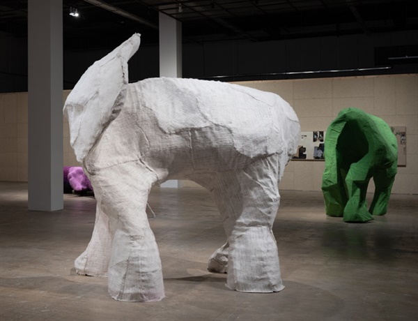엄정순 I '코 없는 코끼리(Elephant without trunk)' 300×274×307cm 철판, 양모, 천. 2023. 작가 및 광주비엔날레재단 제공