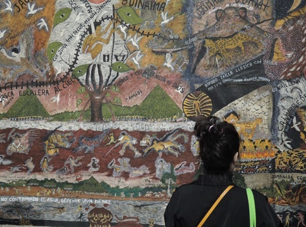 산티아고 야오아르카니(S. Yahuarcani) I '위토토 세계관' 나무껍질에 천연염료와 물감. 210×410cm 2022. 위토토 족 학살을 연상시키는 작품이다