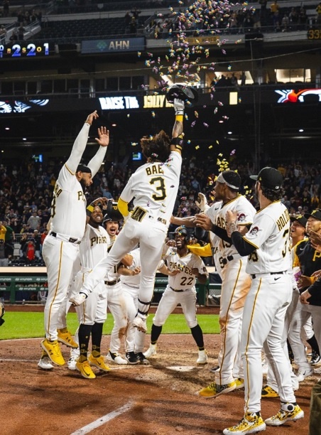  피츠버그 파이리츠 배지환이 끝내기 홈런을 터뜨리고 동료들의 축하를 받고 있다 