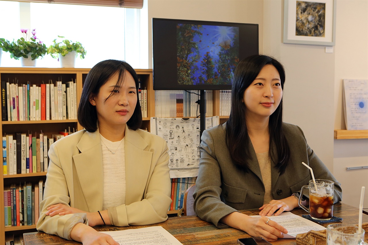 KBS ‘정순신 변호사 자녀 학교폭력 소송전 연속보도’를 한 이도윤(왼쪽) 최유경(오른쪽) 기자가 인터뷰에 응하고 있다.  

