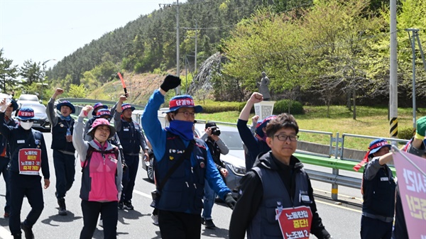  민주노총 전국금속노동조합은 ‘노조법 2·3조 개정운동본부’와 함께 12일 경남 거제 대우조선해양 서문 앞에서 “노동시간 개악 중단, 노조법 2·3조 개정, 공안탄압 중단 행진단 출발‘을 선언했다.