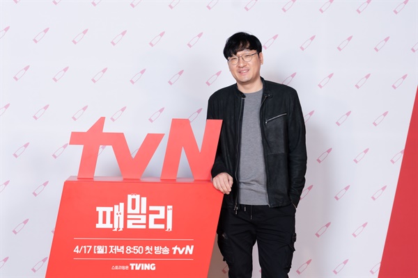  12일 오후 진행된 tvN 새 월화 드라마 <패밀리> 제작발표회에서 장정도 감독이 카메라를 향해 포즈를 취하고 있다.