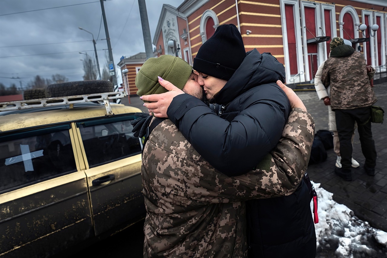 돈바스 전방 기차역에서 우크라이나 군인 부부 두 쌍이 작별인사를 나누고 있다_김상훈 작가의 말 중에서