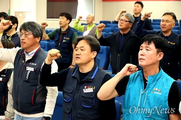 민주노총 민주일반연맹 (경남)일반노동조합은 12일 오후 창원노동회관 대강당에서 "20년사 발간 기념식"을 열었다.