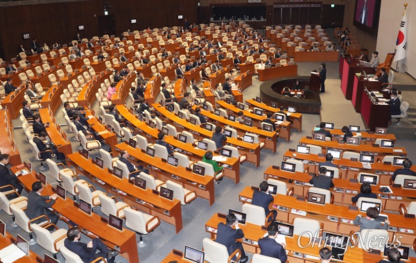 용혜인 기본소득당 의원이 13일 오전 국회 본회의장에서 열린 전원위원회에서 선거제 개편에 관해 토론하고 있다. 