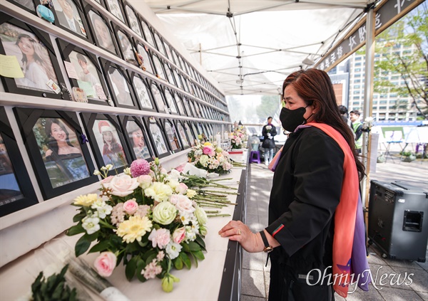 이태원 참사 희생자 고 김수진씨 엄마 조은하씨는 서울광장 분향소의 딸의 영정 앞에 서자마자 눈물을 흘렸다.