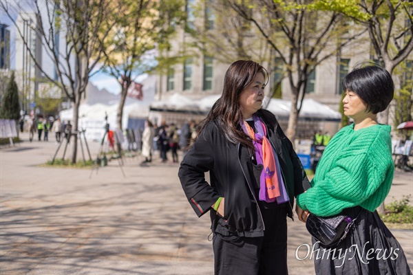 이태원 참사 희생자 고 김수진씨의 엄마 조은하(왼쪽)씨와 이모 조소라씨가 서울광장 분향소에서 대화를 나누고 있다. 