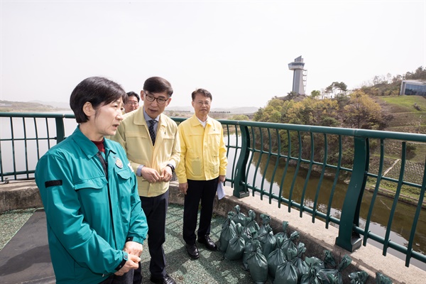 한화진 환경부 장관은 13일 금강 백제보를 방문해 가뭄에 4대강 보를 적극 활용하라고 지시했다.