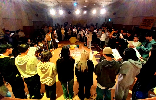 산청진보연합과 간디고등학교는 13일 저녁 간디고 강당에서 “세월호 9주기 추모 문화제”를 열었다.