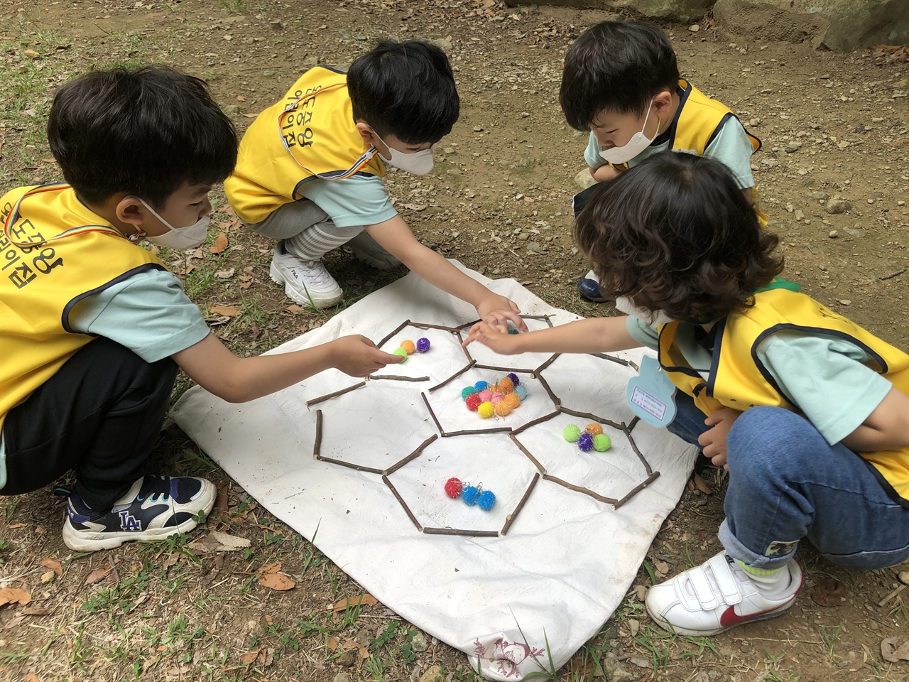 전라남도 완도수목원 유아숲체험에 참가한 어린이들