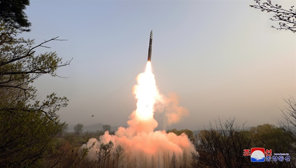 북한 조선중앙통신은 김정은 국무위원장이 참석한 가운데 "지난 4월 13일 공화국전략무력의 전망적인 핵심주력수단으로, 중대한 전쟁억제력의 사명을 수행하게 될 새형의 대륙간탄도미싸일(미사일) '화성포-18' 형 시험발사가 단행되였다"고 14일 보도했다. 