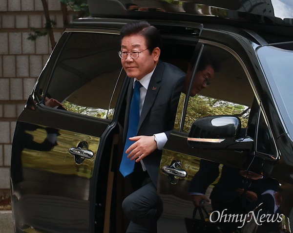 이재명 더불어민주당 대표가 14일 오전 공직선거법 위반 혐의 재판에 출석하기 위해 서울중앙지법에 도착하고 있다.