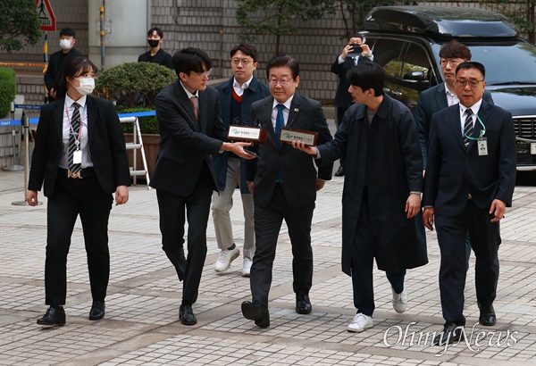 이재명 더불어민주당 대표가 14일 오전 공직선거법 위반 혐의 재판에 출석하기 위해 서울중앙지법에 도착하고 있다.