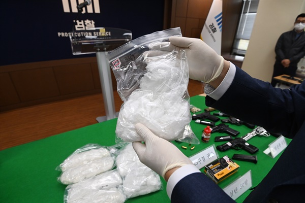 경찰이 최근 마약류인 필로폰을 유통·판매하고 투약까지 한 조직폭력배 등 마약 사범 총 26명을 지난해 10월부터 올 4월까지 검거해 이 중 19명을 구속했다.
