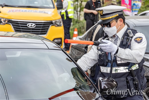 경찰청이 4월 14일 서울 서대문구 고은초등학교 앞에서 음주단속을 하고 있다. 
