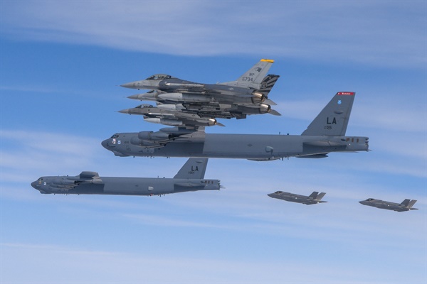 한미 공군이 14일 한반도 상공에서 한국 측 F-35A 전투기와 미국 측 B-52H 전략폭격기, F-16 전투기가 참여한 가운데 연합공중훈련을 실시하고 있다.