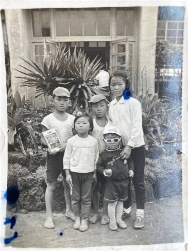 가을운동회, 가장 왼쪽이 장남 한경훈(당시 9세), 가장 오른쪽이 둘째 딸 한혜정(당시 13세)