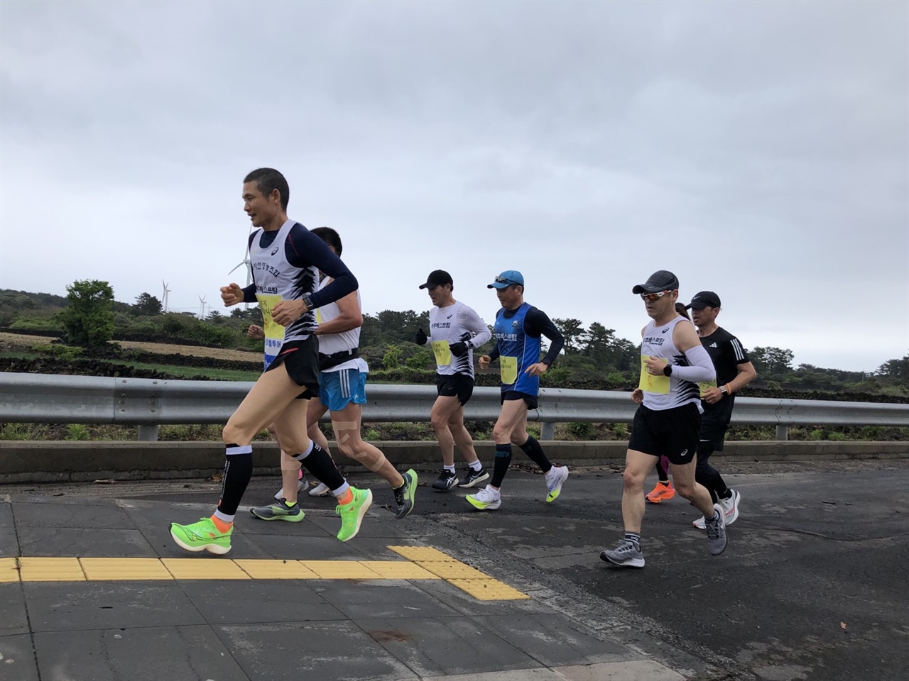 세월호 참사 9주기를 기억하며 41.6km를 달리고 있는 김동수 씨와 '베스트 탑' 마라톤 동호회 회원들.